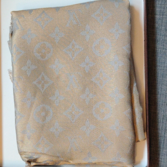 Louis Vuitton scarf - Picture 2 of 3